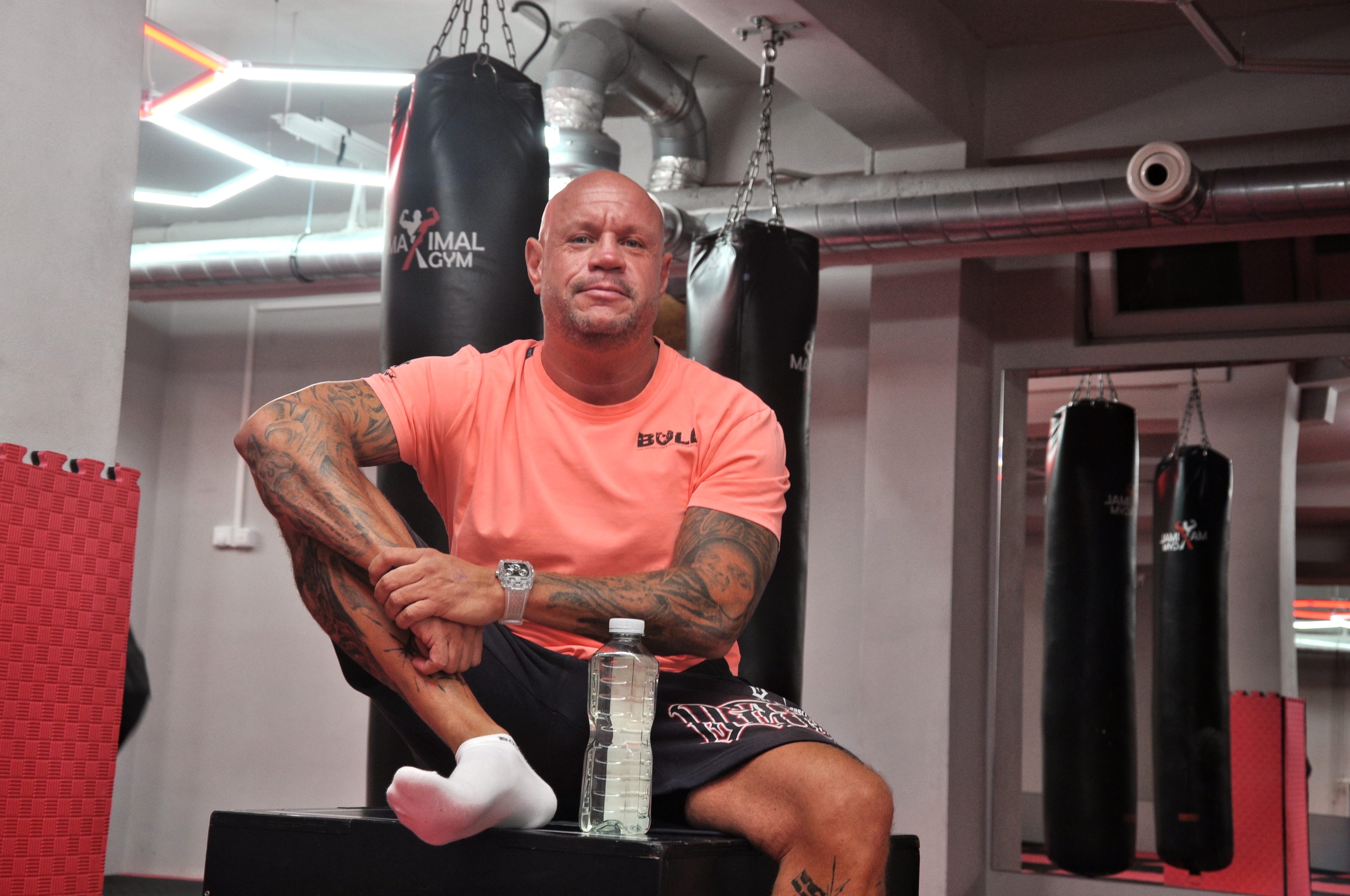 Kuba u posilovacího stroje v Maximal Gym